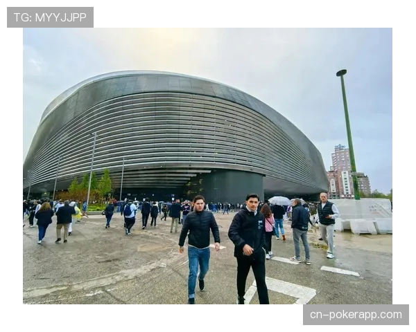 伯纳乌球场全新顶棚通过最终测试，将于四月全面启用